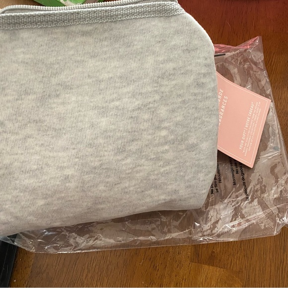 NWT Rare Ariana Grande 3 Piece Gift Set Cloud Pouch & Parfum, Sleeping Mask - Picture 4 of 8